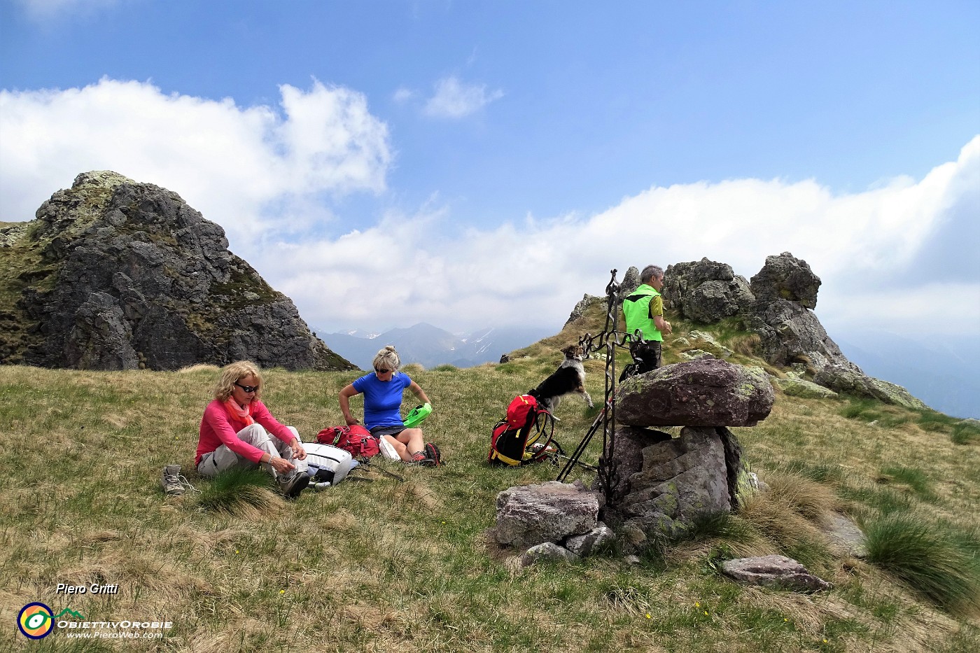 59 Ristoro, relax presso l'altare in pietra con croce.JPG